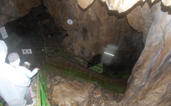 洞内の階段