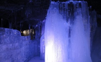 富岳風穴の氷の柱